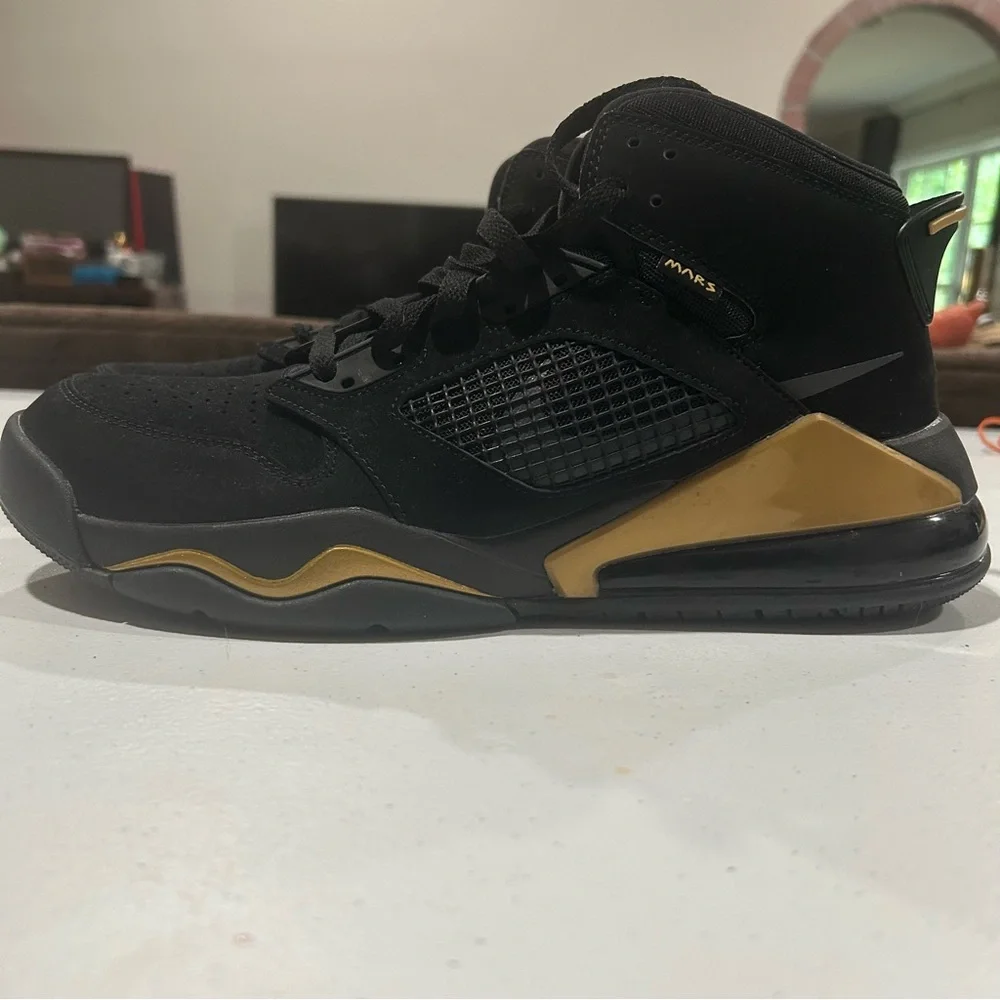 New Men’s Jordan Mars 270 Black & Gold Size 11
